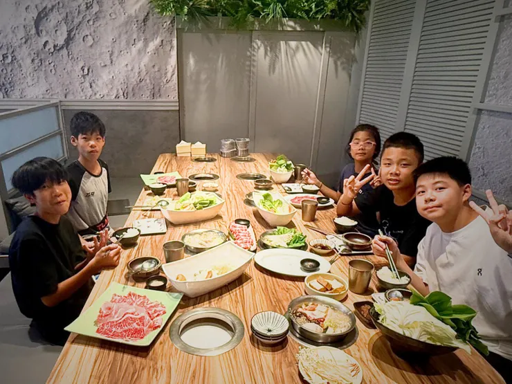 徵得孩子們同意留下的照片。這群國中少年的眼神裡,有著對美食最純粹的執著。