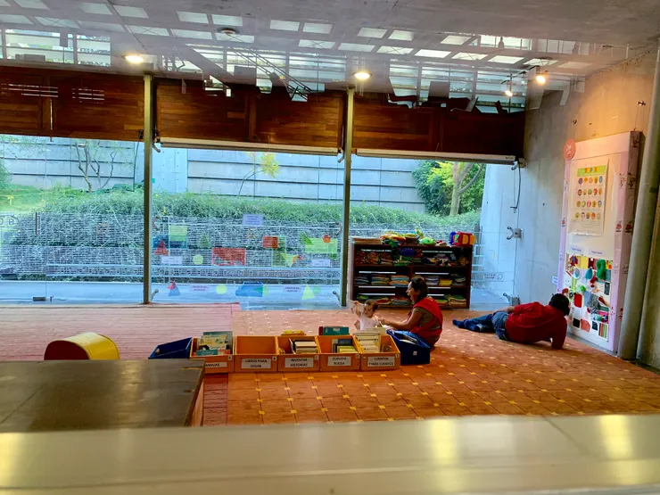 這是幼兒區，爸媽可在此和幼兒共享童書。