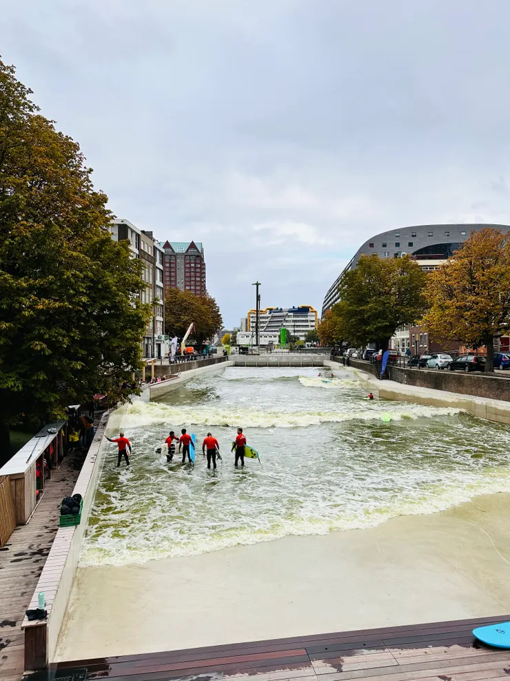 經過疑似運河的地方有人在衝浪、就在路邊，查了發現是人工衝浪池，全部採用綠電製造浪，真的太酷了！