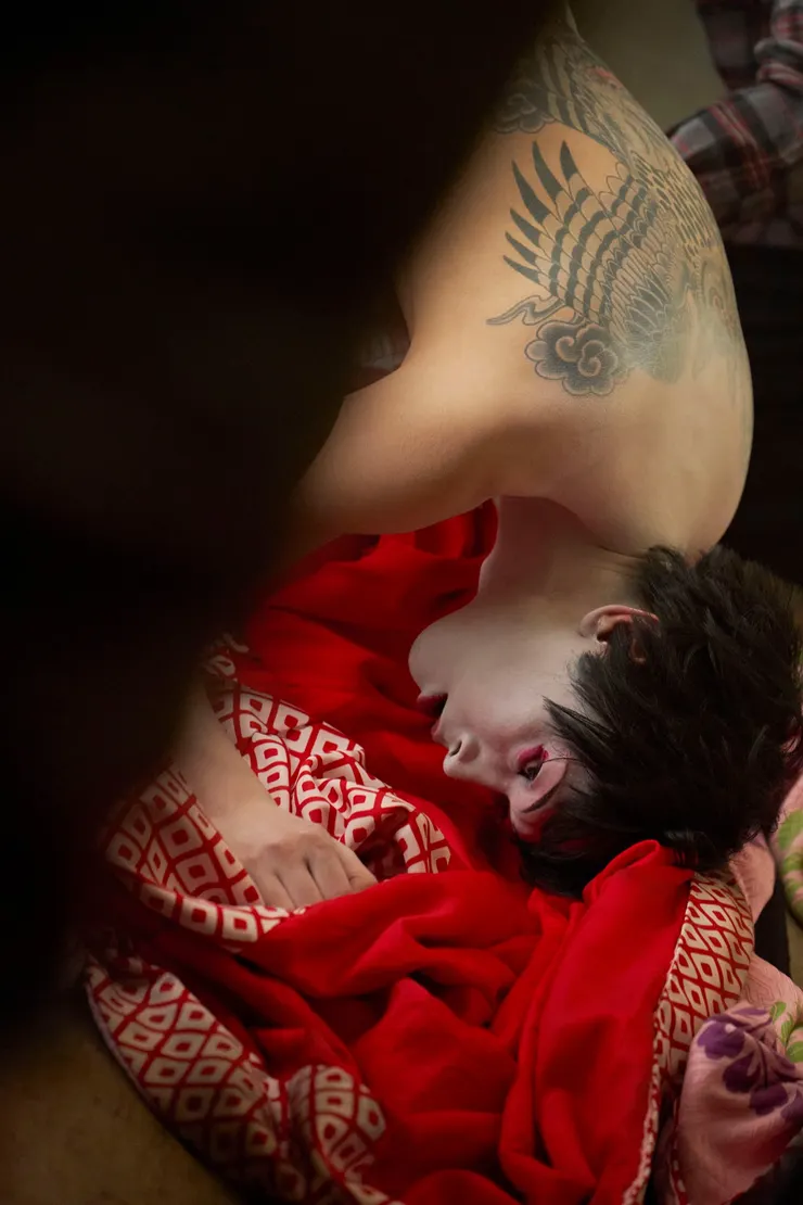 鏡頭緊貼肌膚帶來的「身體感」，強化了電影欲傳達的血脈、身分等主題（喜久雄背上的大片刺青即是他抹不去的身分印記）