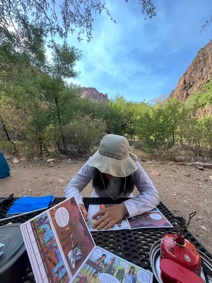 一起研究 Junior Ranger 作業的表姐