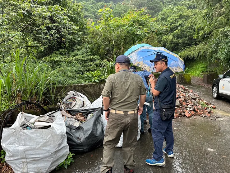 林業保育署會同保七總隊第五大隊、新北市政府環境保護局勘察被害現場(林業保育署新竹分署提供)