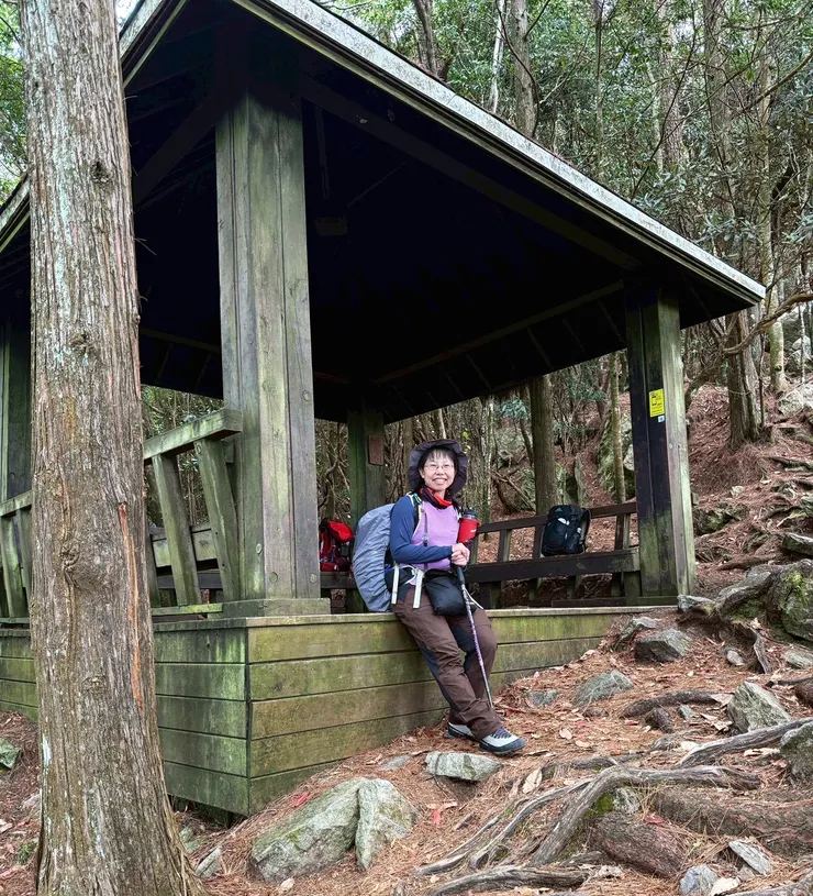 11:30來到二葉松涼亭用午餐，準備攀爬大峭壁