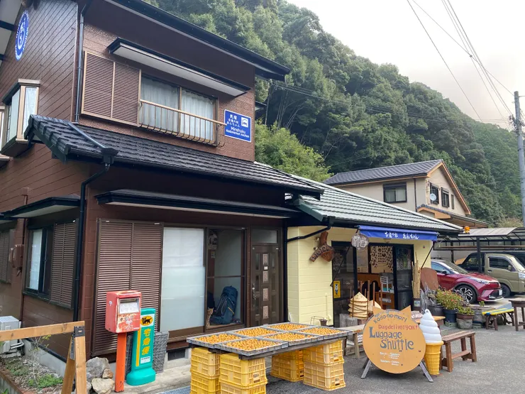 一大清早民宿老闆把梅子攤開曬（和歌山名產之一就是梅子喔！梅乾也十分出名又大又好吃）