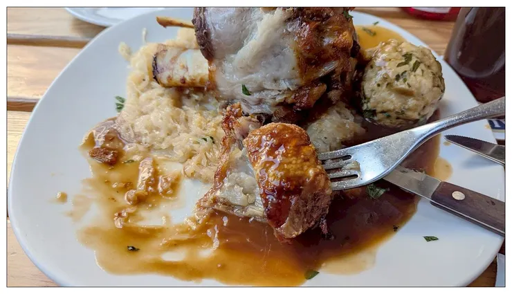 可惜這個豬腳口感有點乾柴.....啤酒倒是不錯喝