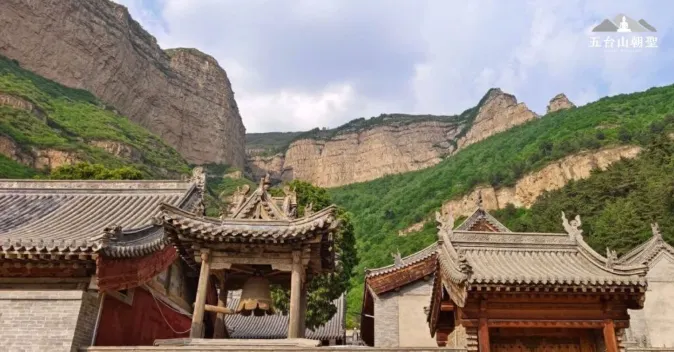 五台山秘魔岩秘密寺的鐘樓，前方懸掛著一口歷史悠久的大鐘，象徵佛教的法音傳播。