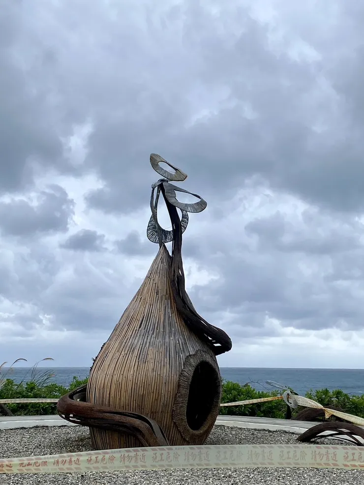 沿著海岸線騎，會有很多裝置藝術