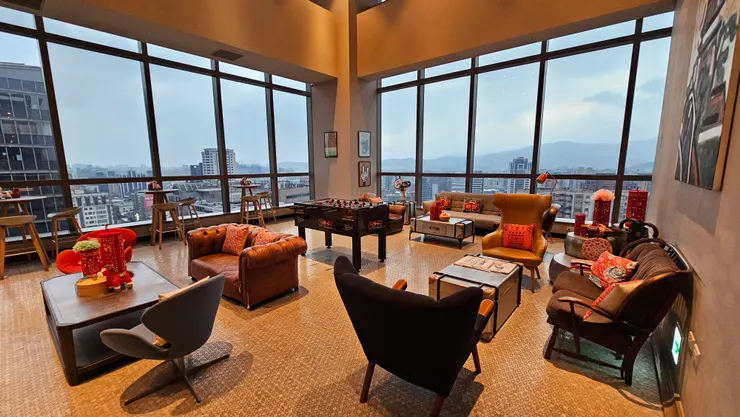 台北松山意舍酒店17樓的大廳超美!大片環景落地窗環繞採光極佳!視野也極佳!