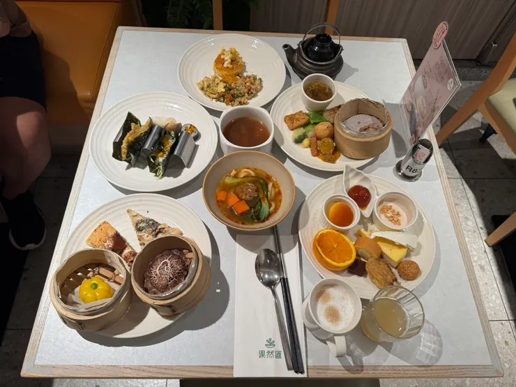 拍完照，來回跑了五六趟終於拿完想吃的餐點，開動啦！