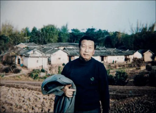 1992年重返老家祖屋。劉錫輝供圖
