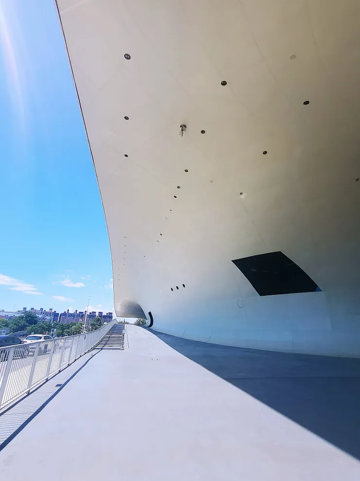 到衛武營聽跨夜音樂會，感受衛武營不一樣的日與夜。