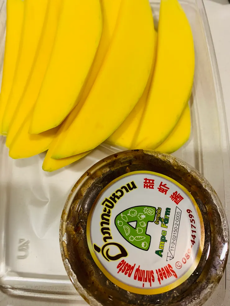 泰式芒果(硬的、酸的)配蝦醬,口感很神秘,酸的芒果配上蝦醬竟然變甜甜的,好神奇。