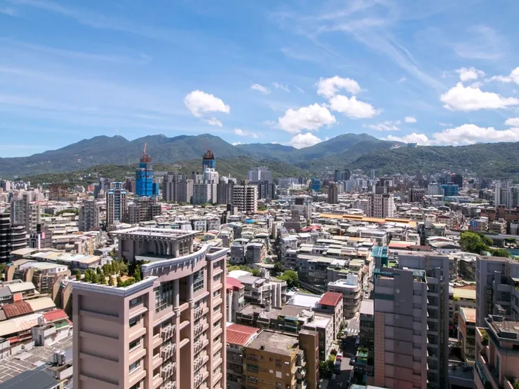 比較台北市12行政區2、3房老屋和新屋的單價差距，其中士林區差距高達43.8%，是12行政區之最。(示意圖/永慶提供)