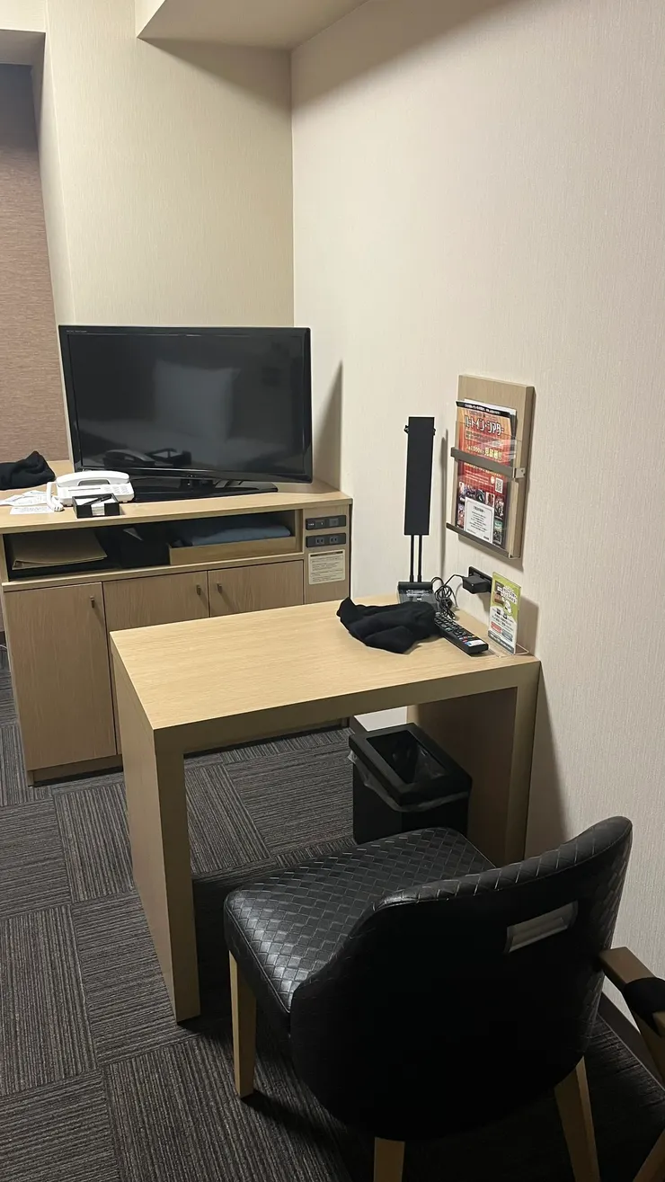 房間給的插座也相當多。