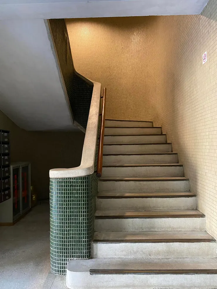 弧線優美的梯間，扶手、踏階的收尾十分精致