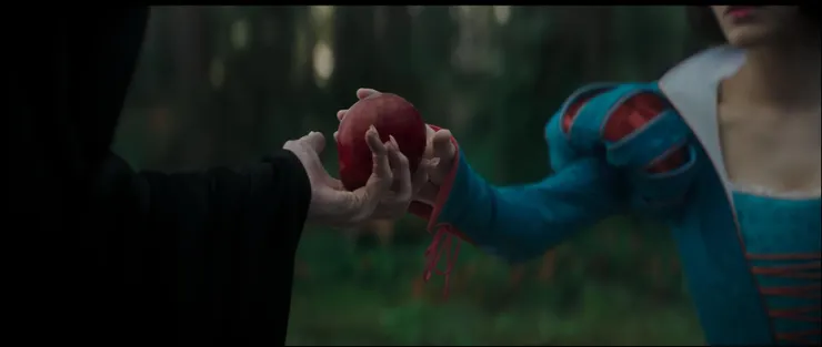我不禁合理懷疑,《白雪公主》初版是格林兄弟田調的結果。圖為Disney釋出的劇照:Snow White (2025)