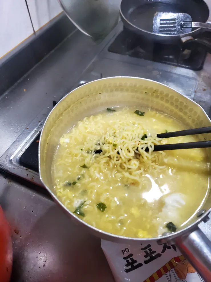 煮起來就和一般韓國的泡麵方式差不多