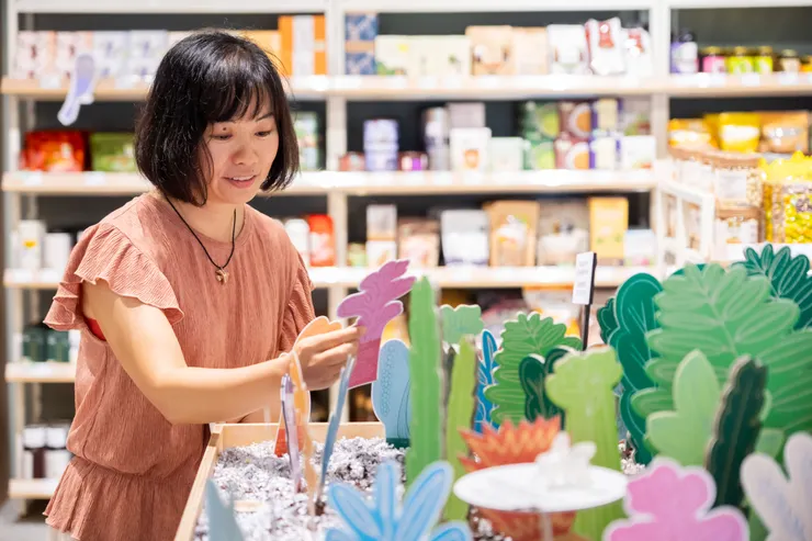 邀請消費者在這座看似生機盎然的花園,挑選有共感的彩色葉子,「拔出來」看看這棵植物想對他說什麼!也鼓勵消費者將拔出的「植物書籤」帶回家,與 親友分享這大地的隱藏訊息。 除了植物有想說的話,以3D列印而成的牛牛、羊羊和蜜蜂也有話要說哦