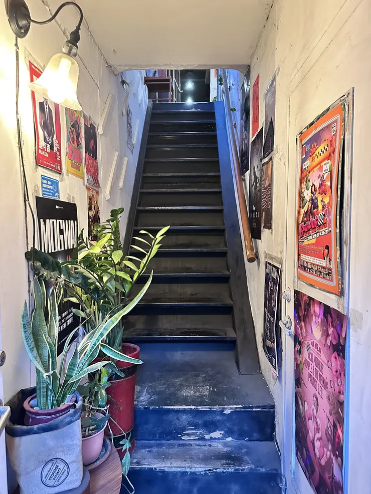 往上走的第一時間，映入眼簾的是各式各樣的海報